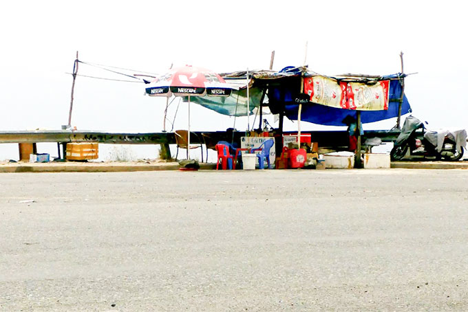 Nhếch nhác tại điểm dừng chân ngắm cảnh trên đèo Cù Hin