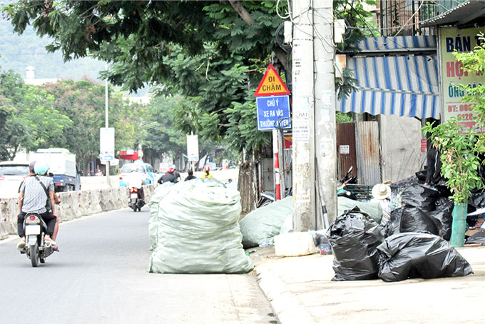 Chiếm dụng lòng đường để buôn bán phế liệu