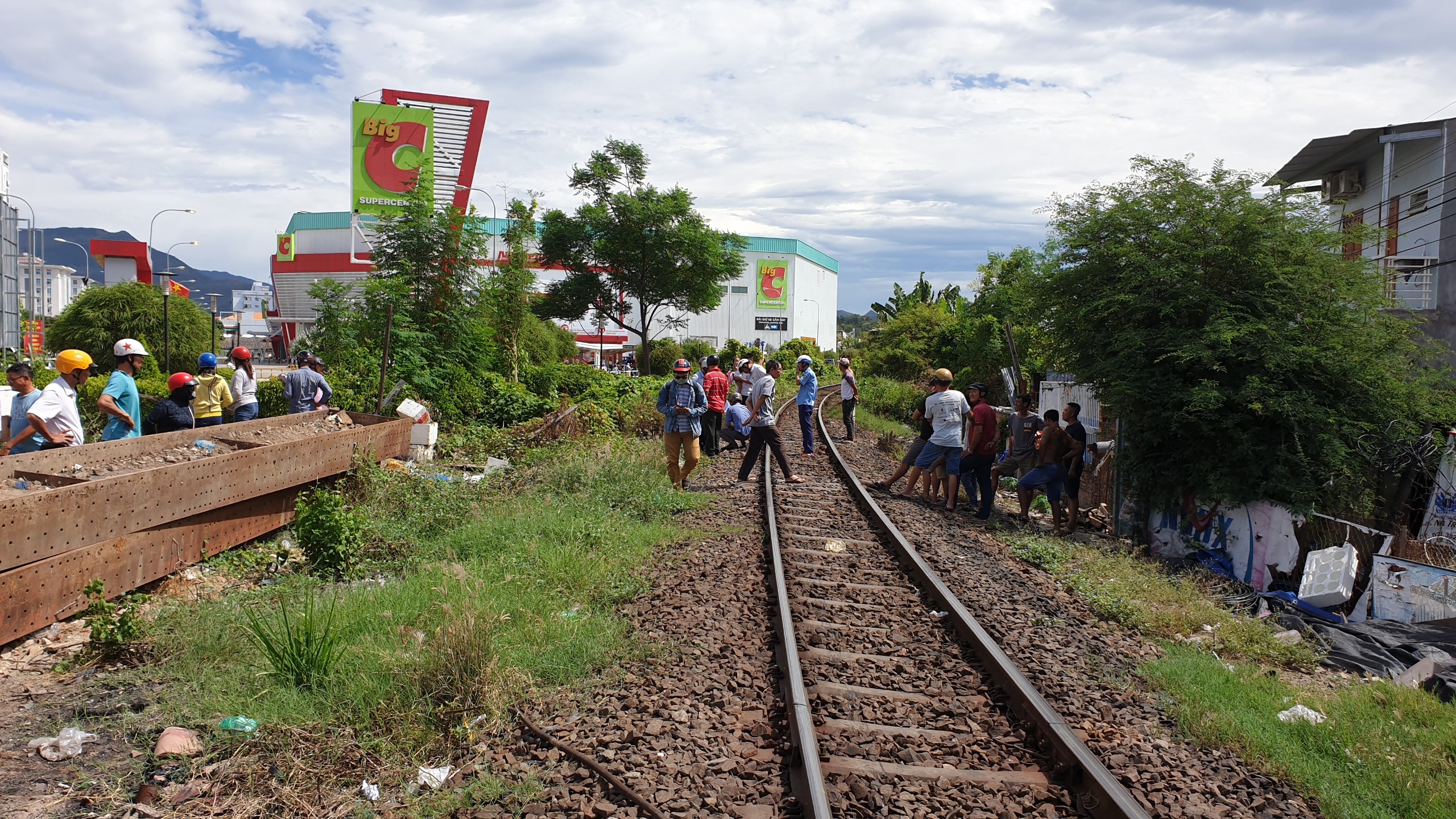 Ngồi cạnh đường ray, người đàn ông bị tàu tông tử vong