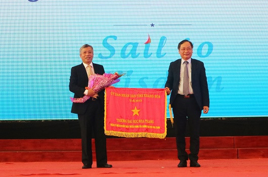 Ông Nguyễn Đắc Tài trao cờ thi đua của UBND tỉnh Khánh Hòa cho nhà trường. 