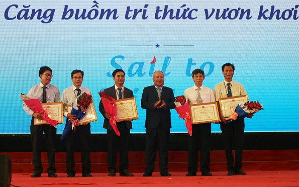 Ông Đào Công Thiên trao bằng khen của UBND tỉnh Khánh Hòa cho các tập thể. 