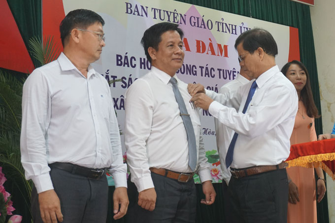 Ông Nguyễn Tấn Tuân trao Kỷ niệm chương cho các cá nhân.