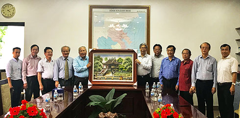 Đoàn Liên hiệp các Hội Khoa học và Kỹ thuật Việt Nam tặng quà lưu niệm cho tỉnh.