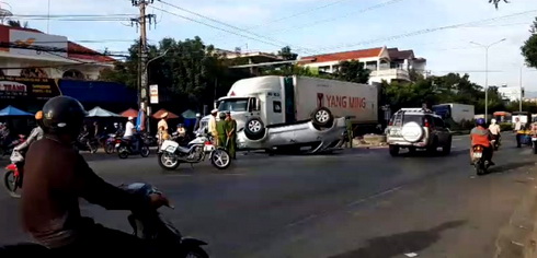 Va chạm với xe container, tài xế xe 7 chỗ bị thương nặng