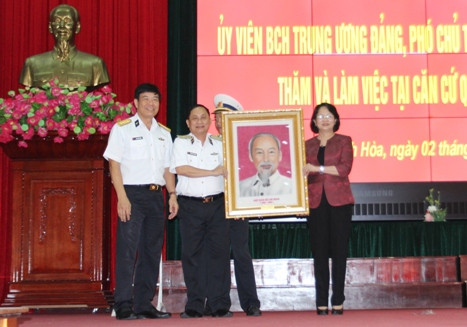 Phó Chủ tịch nước Đặng Thị Ngọc Thịnh tặng ảnh chân dung Bác Hồ cho Bộ Tư lệnh Vùng 4 Hải quân.