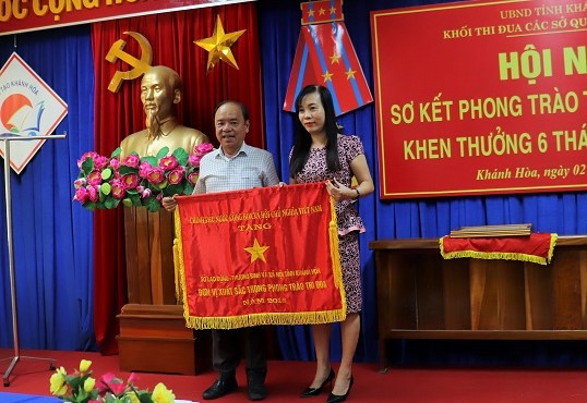 Sở Lao động – Thương binh và Xã hội nhận cờ thi đua của Chính phủ. 