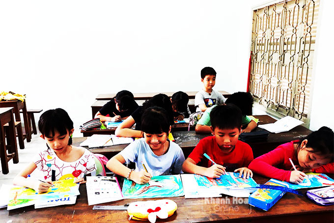 Lớp năng khiếu vẽ được tổ chức tại Trung tâm Học tập cộng đồng - Văn hóa thể thao phường Vạn Thạnh.
