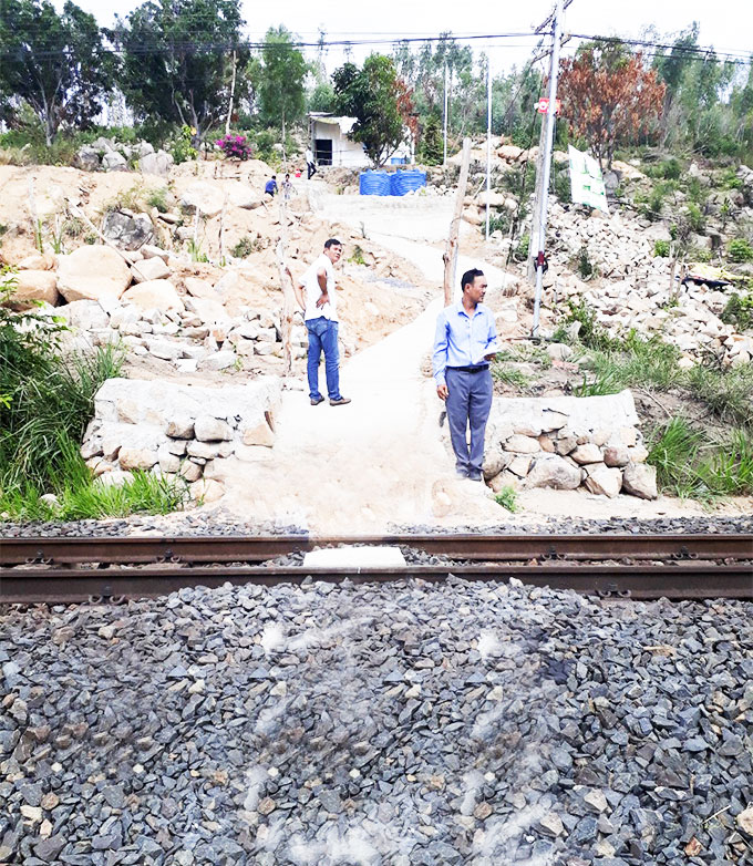 Phá dỡ lối đi tự mở qua đường sắt tại Vĩnh Lương