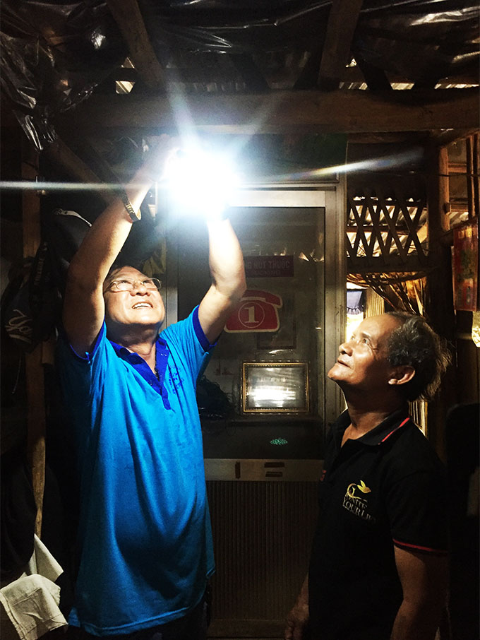 Mang điện mặt trời đến người nghèo