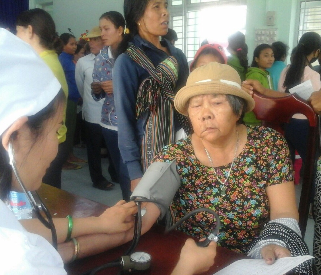 Khám bệnh cho người dân xã Khánh Hiệp, huyện Khánh Vĩnh