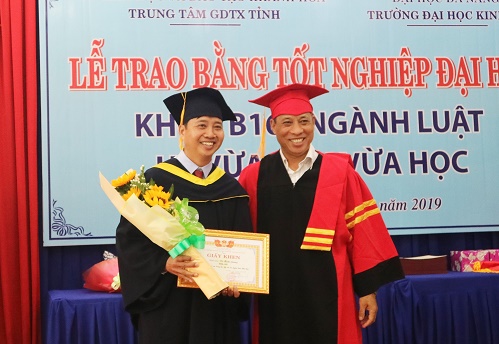 Trao bằng tốt nghiệp cho 56 cử nhân Luật