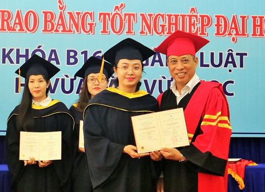 Học viên nhận bằng tốt nghiệp.