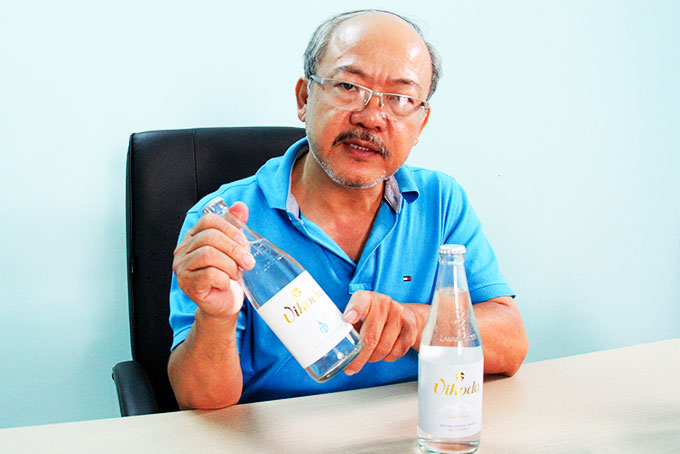 Ông Lý Thiện Thanh giới thiệu những ưu điểm của nước khoáng Vikoda chai thủy tinh và mẫu nước khoáng Vikoda chai thủy tinh.