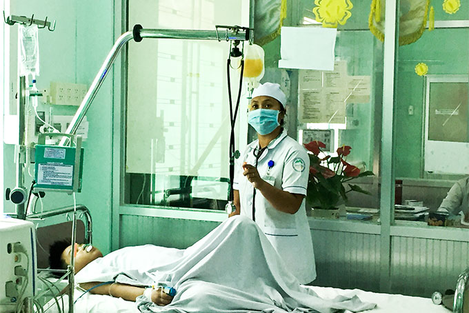 Cán bộ y tế Bệnh viện Bệnh nhiệt đới điều trị cho bệnh nhân bị sốt xuất huyết nặng.