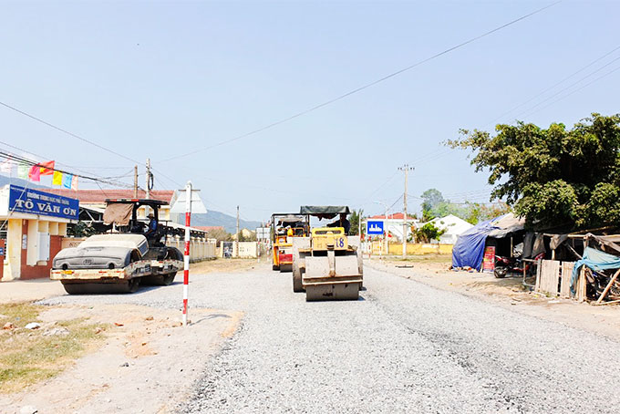 Tỉnh lộ Nguyễn Huệ được nâng cấp, mở rộng.