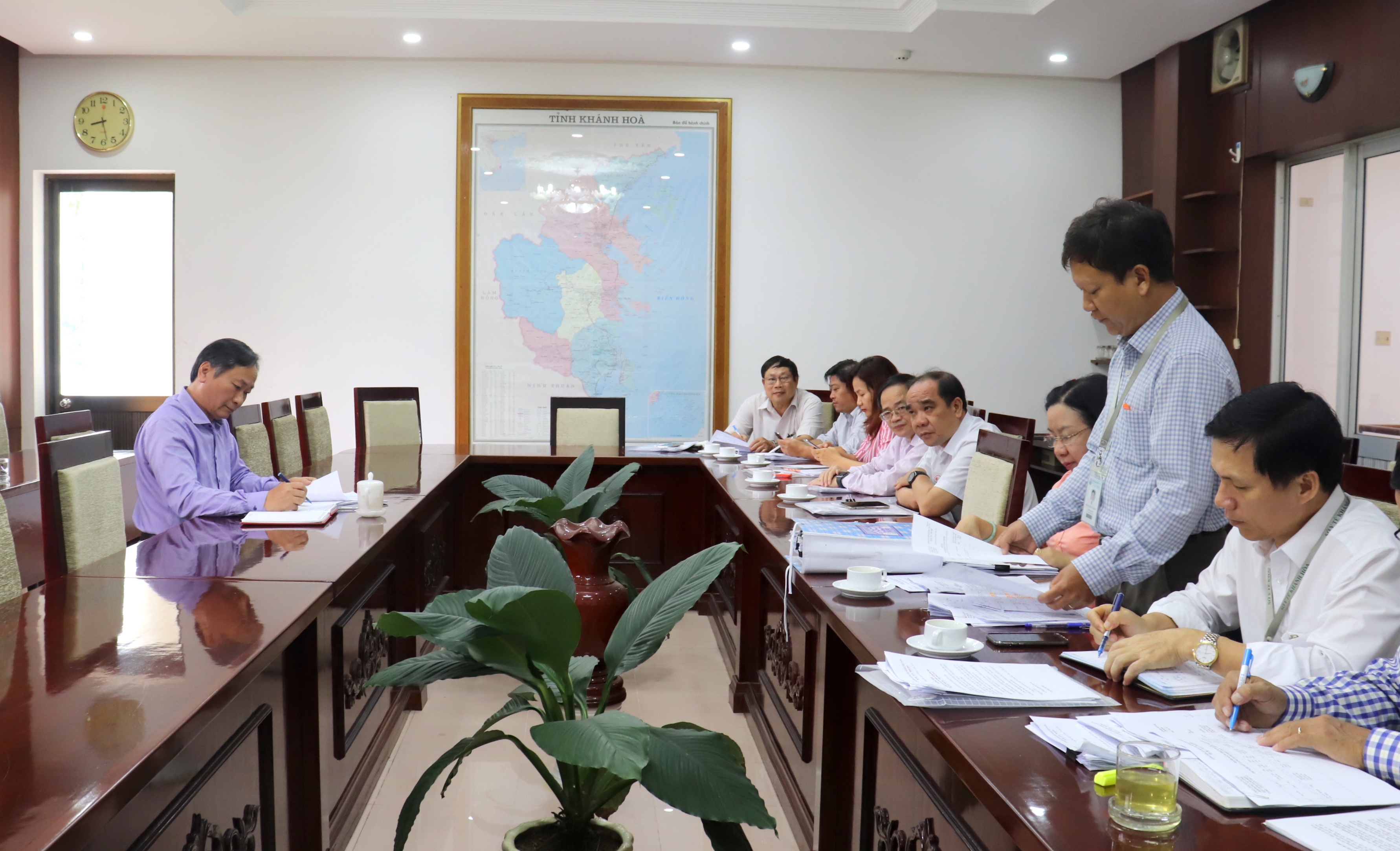 Ông Nguyễn Đắc Tài và các thành viên xem xét hồ sơ đề nghị xét tặng danh hiệu thầy thuốc Nhân dân, thầy thuốc Ưu tú