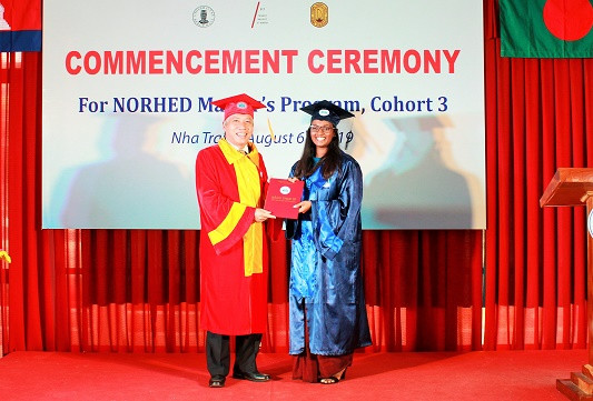 Hiệu trưởng nhà trường trao bằng tốt nghiệp cho các học viên. 