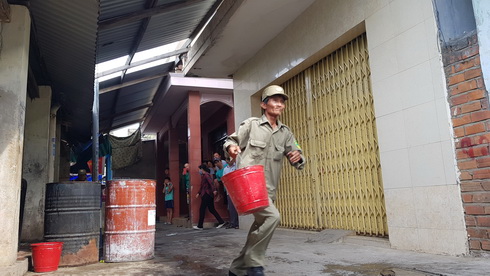 Lực lượng chữa cháy tại chỗ khẩn trương dập lửa.