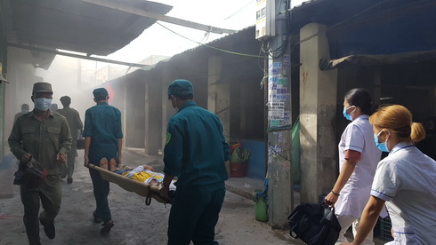 Đưa người bị ngọt khói đi cấp cứu.