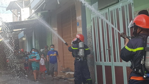 Lực lượng chữa cháy chuyên nghiệp tiếp cận hiện trường dập lửa.