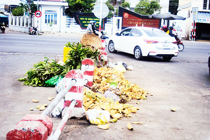 Cấm nhưng vẫn đổ rác