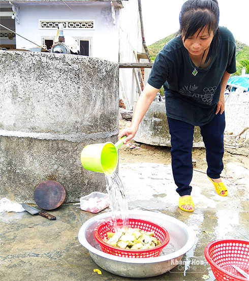Người dân ở Vạn Lương còn đứng trước nỗi khổ  thiếu nước sinh hoạt.