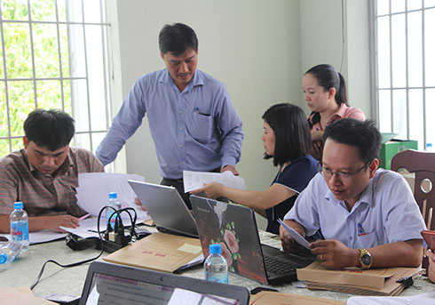 Tổ số 2 kiểm tra hồ sơ tại Văn phòng Đăng ký đất đai chi nhánh Khánh Vĩnh. 