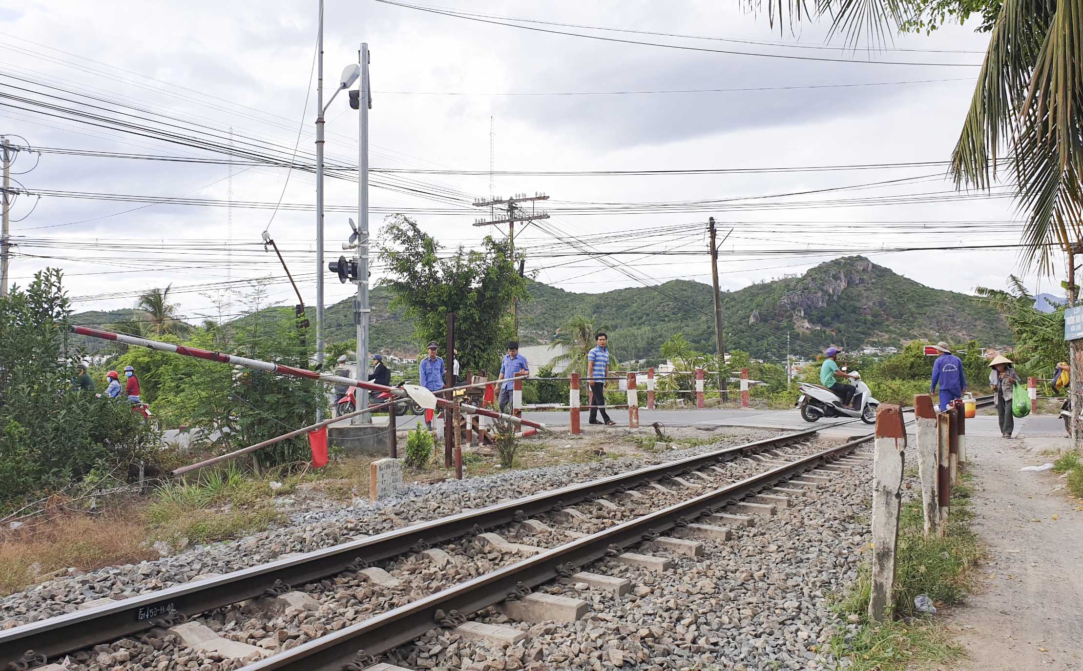  Barie chắn đường tàu tại gác chắn Vĩnh Phương bị hư hỏng nặng.