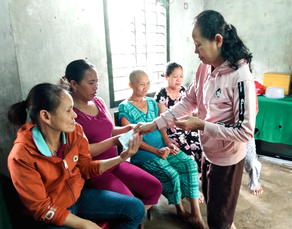 Các thành viên mô hình “Tiết kiệm mua bảo hiểm y tế” thôn Phú Hậu, xã Suối Hiệp nhận thẻ.