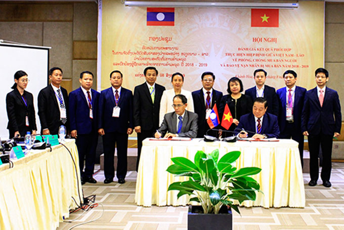 Ký kết thực hiện Hiệp định giữa Việt Nam - Lào về phòng, chống mua bán người