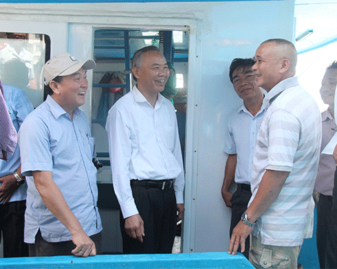 Thứ trưởng Bộ Nông nghiệp và Phát triển nông thôn Phùng Đức Tiến (thứ 2 từ trái sang) động viên ngư dân bám biển