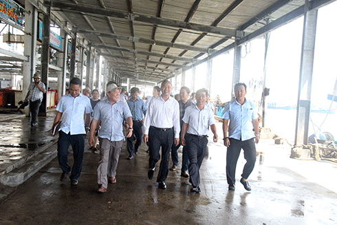 Đoàn công tác của Bộ Nông nghiệp và Phát triển nông thôn thị sát tại cảng Hòn Rớ
