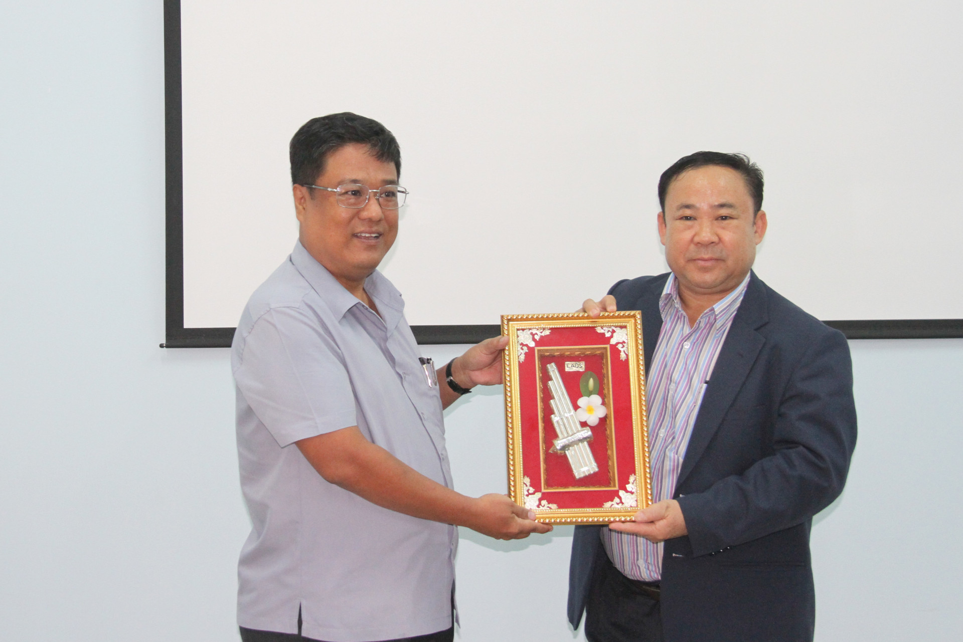  Đại diện Đoàn cán bộ Thủ đô Viêng Chăn (Lào) tặng quà cho Sở Du lịch Khánh Hòa