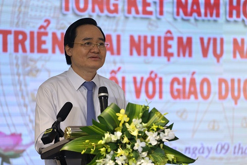 Bộ trưởng Phùng Xuân Nhạ phát biểu chỉ đạo tại hội nghị. 