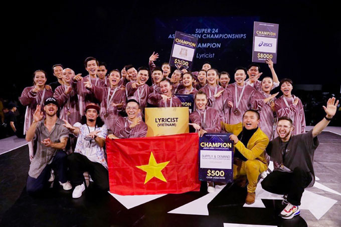 Nhóm nhảy Lyricist của Việt Nam thắng giải tại Singapore