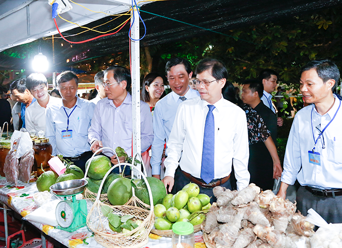 Ông Nguyễn Tấn Tuân tìm hiểu, động viên nông dân tại gian hàng trái cây.