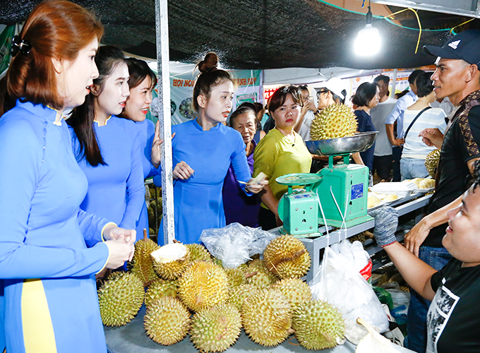 Sầu riêng Khánh Sơn tại Phiên chợ được bán theo hình thức “bao ăn” với giá 80 nghìn đồng/kg.