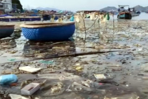 VIDEO: Bình Ba ngập rác