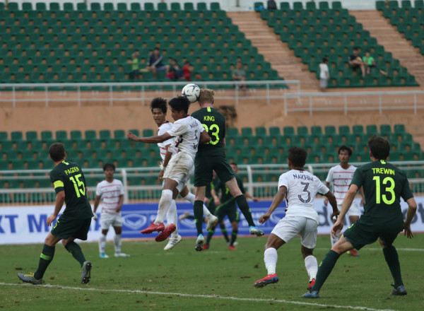 U18 Campuchia (áo trắng) tạo nên bất ngờ lớn khi đánh bại U18 Thái Lan.