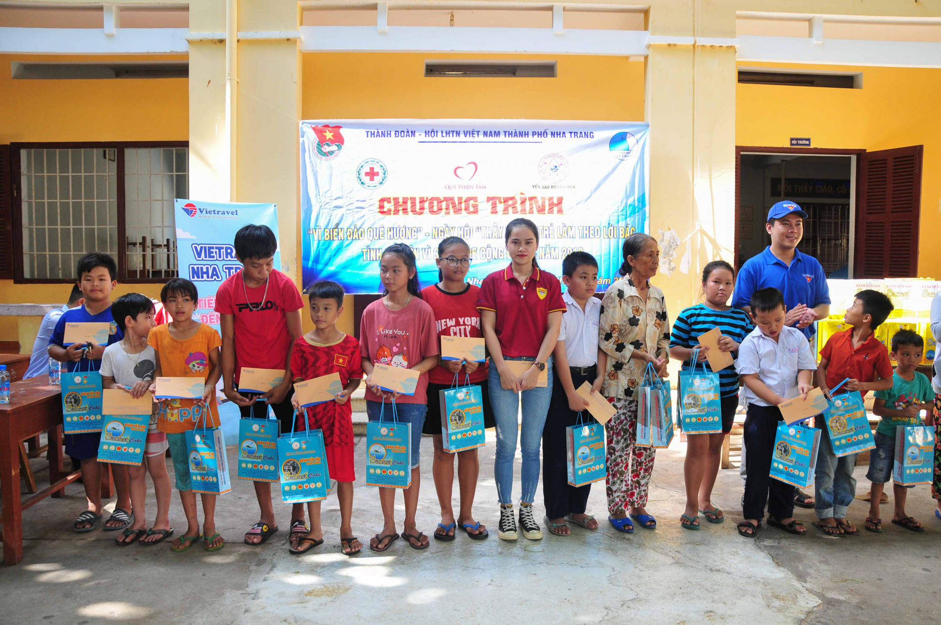 Thành đoàn Nha Trang cùng Vietravel Nha Trang trao học bổng cho các học sinh có hoàn cảnh khó khăn