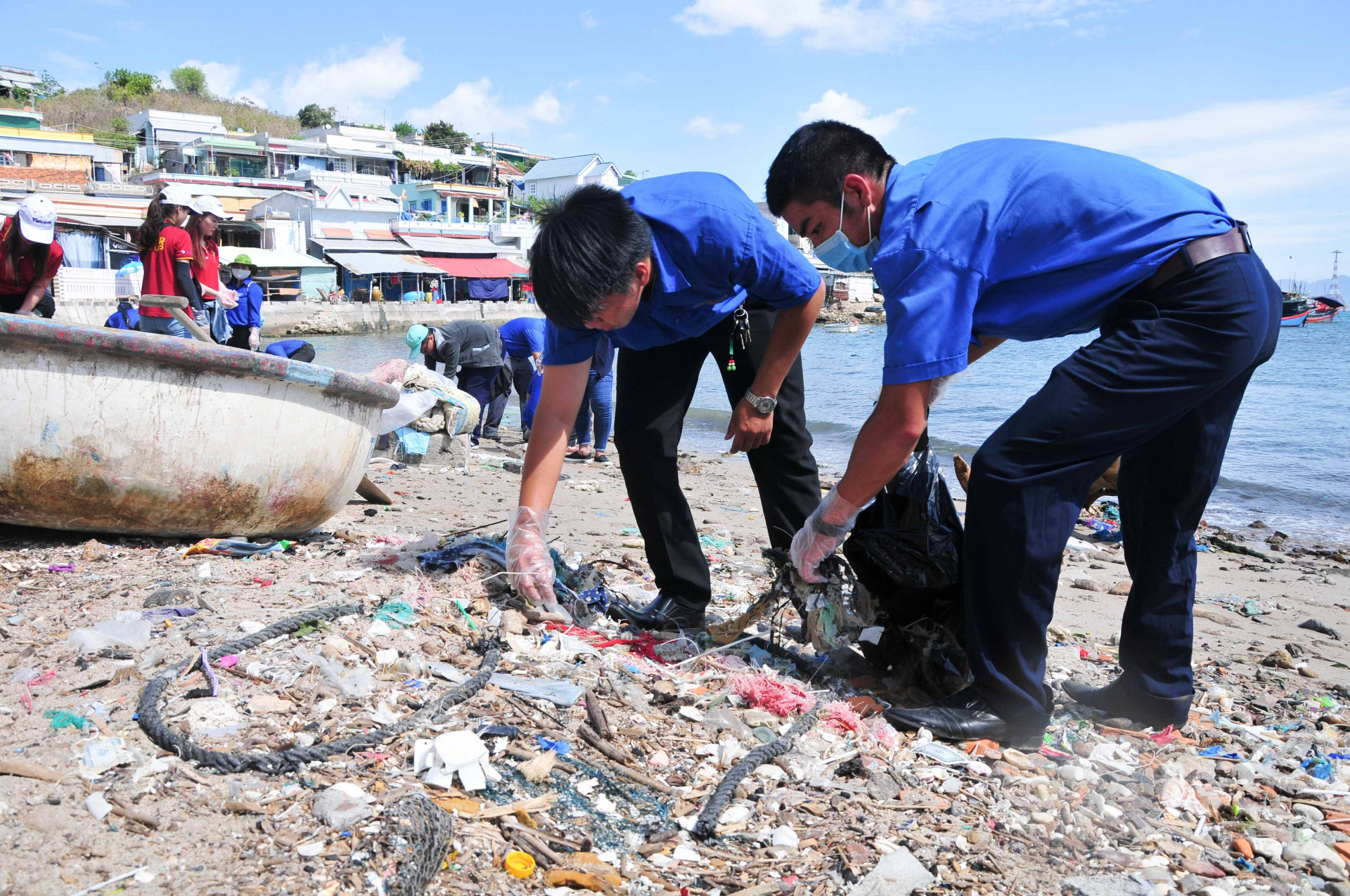Hơn 50 đoàn viên, thanh niên cán bộ công nhân viên của Vietravel Nha Trang ra quân thu gom rác trên bãi biển