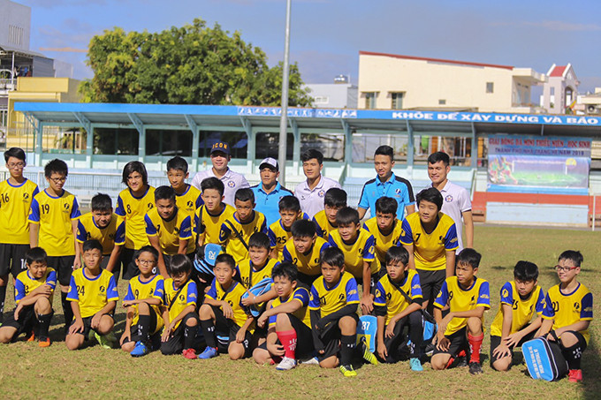 Các tuyển thủ chụp ảnh với các em Trung tâm bóng đá cộng đồng Dream Football Nha Trang.