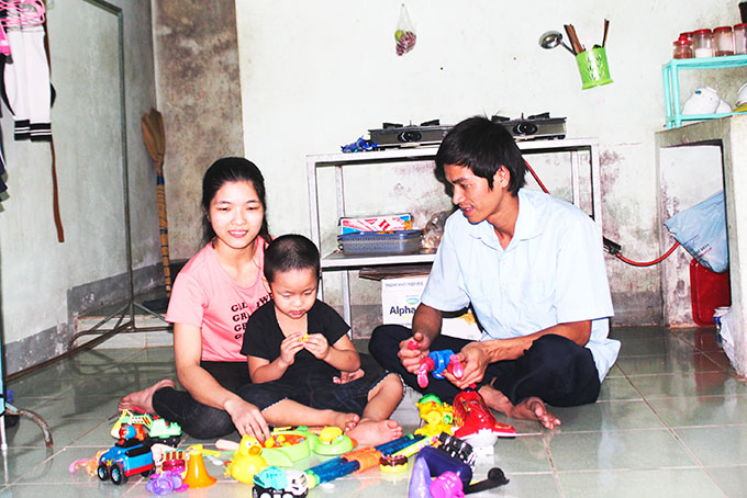 Gian phòng trọ thiếu thốn của gia đình anh Nguyễn Ngọc Tiến và chị Phan Thị Mỹ Linh. 