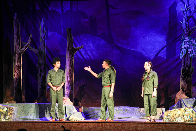 Cảnh diễn về những người lính Trường Sơn năm xưa trong vở Điều không thể mất.