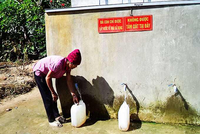 Người dân xã Ba Cụm Nam đã có nước sạch để sử dụng.