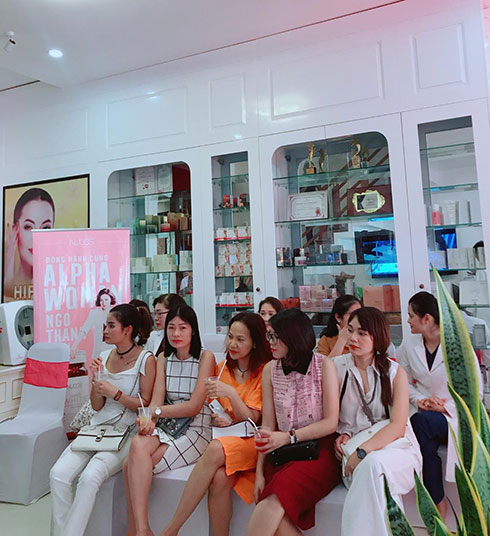 Royal Beauty Clinic & Spa Nha Trang thu hút đông khách hàng đến sử dụng dịch vụ.