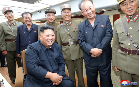 Nhà lãnh đạo Kim Jong-un giám sát cuộc thử nghiệm. (Ảnh: KCNA)