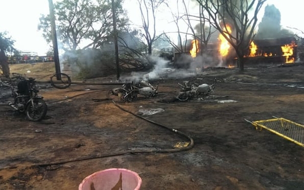 Hiện trường vụ nổ xe bồn. Ảnh: East Africa Television,