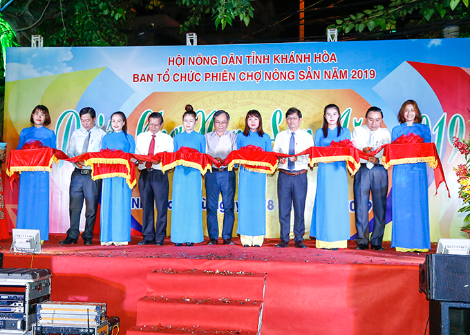 Leaders of Khanh Hoa Province, provincial departments, and provincial Farmers’ Association cutting ribbon at opening ceremony