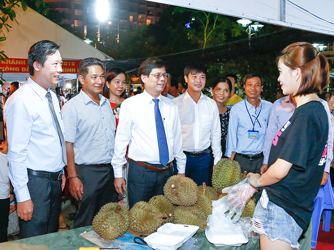 Nguyen Tan Tuan, Permanent Deputy Secretary of Khanh Hoa Provincial Party Committee, Chairman of Khanh Hoa Provincial People’s Council, visit booths on opening night